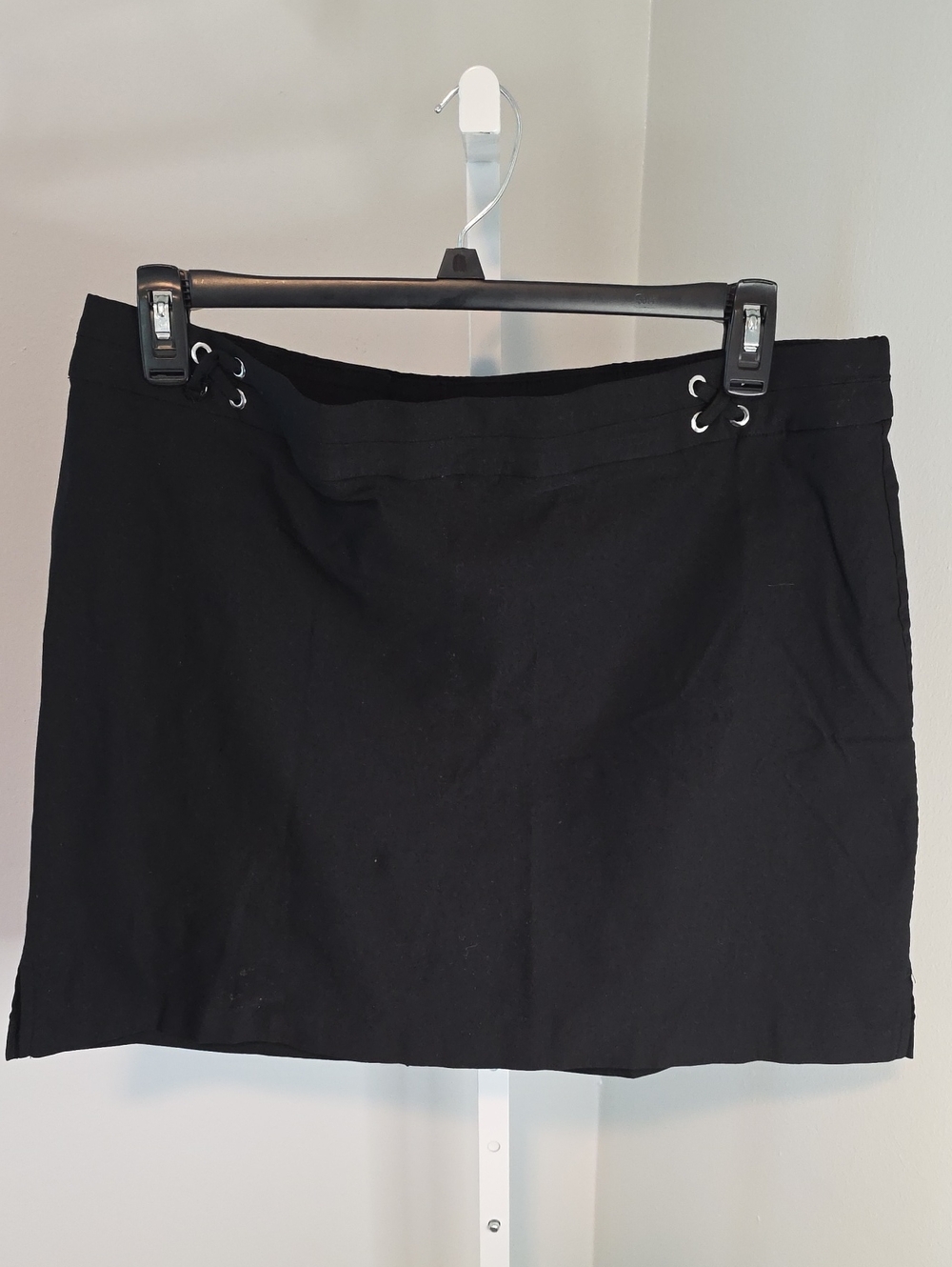 Rafaella Skort with Eyelet Detail / Black / XXL